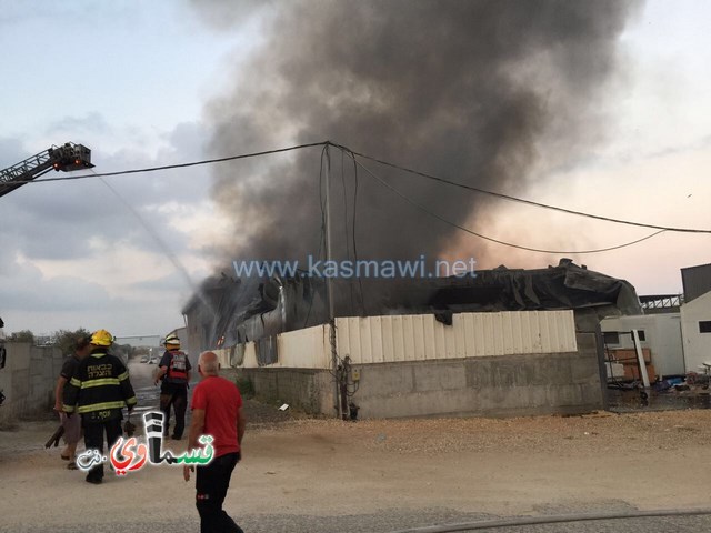  فيديو- كفرقاسم : ندلاع حريق كبير في احد المُعرشات التجارية في سهل البلدة وقوات كبيرة من الاطفائية في محاولات السيطرة على الحريق 